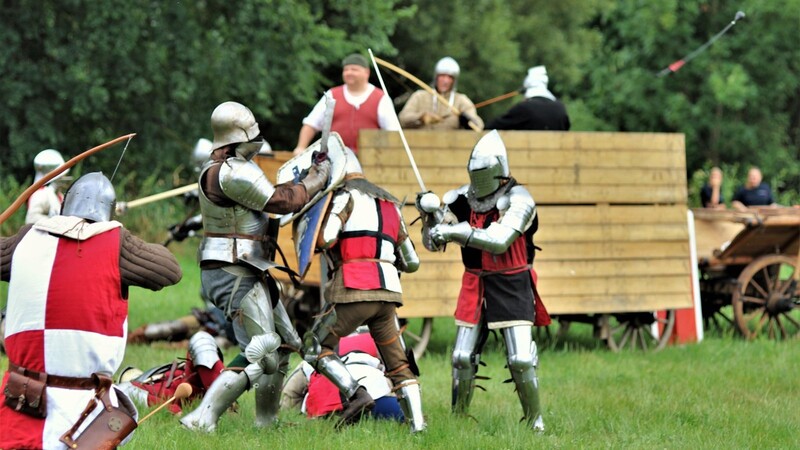 Eisenmänner und Hussiten schlagen sich bei der Feldschlacht die Köpfe ein.