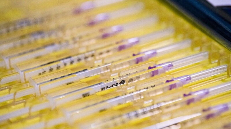 Impfspritzen liegen in einem Corona-Impfzentrum auf einem Tisch.