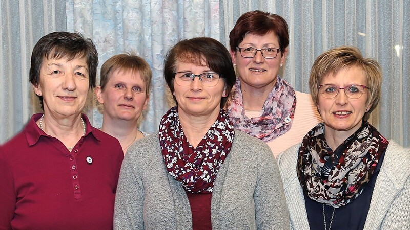Irmgard Siegrün, Rosemarie Brattinger, Annemarie Hierlmeier, Silvia Friedrich und Angela Heindl (von rechts) legten geschlossen ihre Ämter nieder.