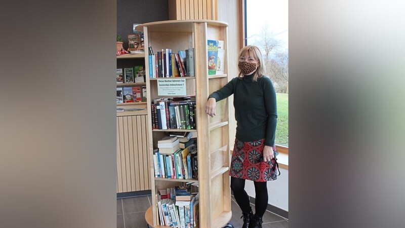 Tourist-Leiterin Uli Baufeld präsentiert das gut gefüllte kostenlose Bücherregal für die Lesefreunde der Großgemeinde.