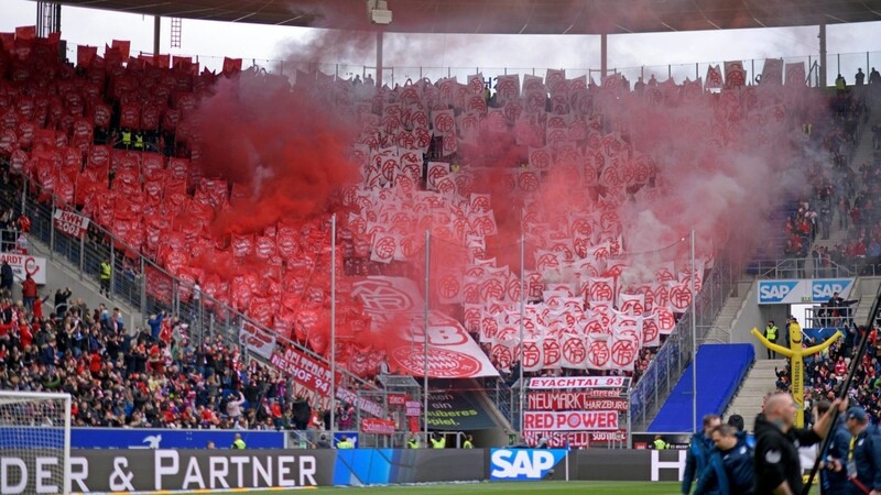 Teile der Fans des FC Bayern sorgten bei der Partie in Hoffenheim am Samstag beinahe für einen Spielabbruch.