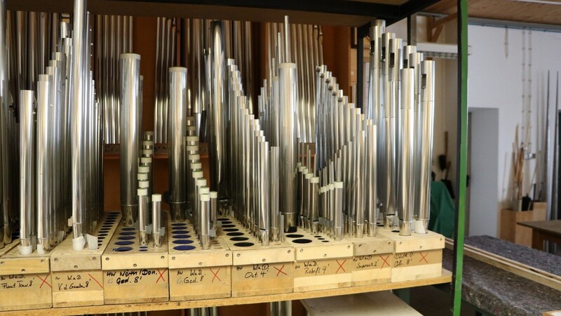Dieses Regalbrett mit Orgelpfeifen ist nur ein Teil. Fast 1300 Pfeifen werden insgesamt eingebaut.