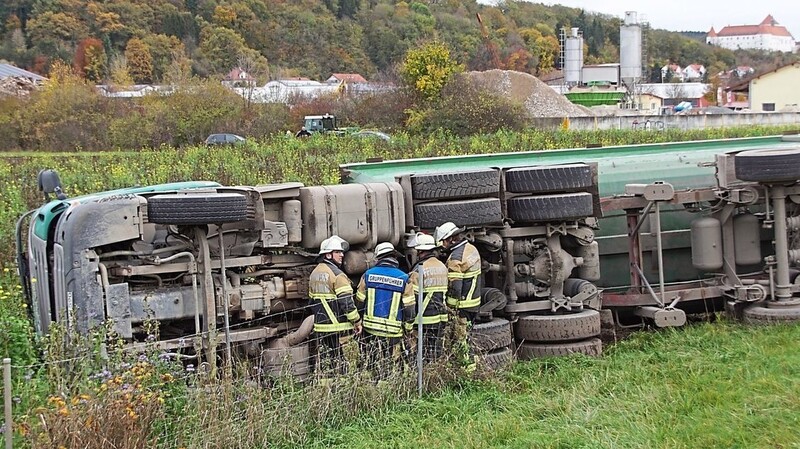 Der Lastwagen stürzte zwischen den Anschlussstellen Wörth-Ost und Wörth-Wiesent die Böschung hinab und blieb auf der Seite liegen.