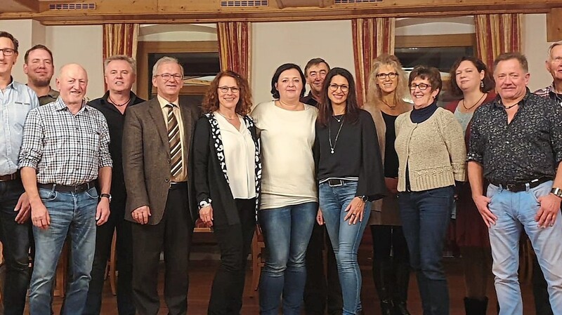 Die neue Vorstandschaft mit Bürgermeister Rudi Seidenader (Mitte).