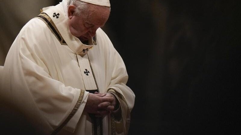 Papst Franziskus während eines Gebets im Petersdom im Vatikan.