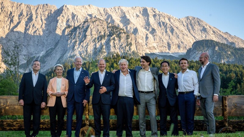 Die Chefs haben sich beim G7 Treffen zu einem informellen Gruppenbild aufgestellt.