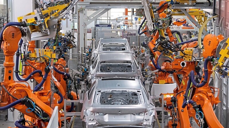 Roboter arbeiten an der Karosserie von verschiedenen BMW-Modellen im Stammwerk München. Zuletzt startete dort Ende Oktober die Serienproduktion des vollelektrischen BMW i4.