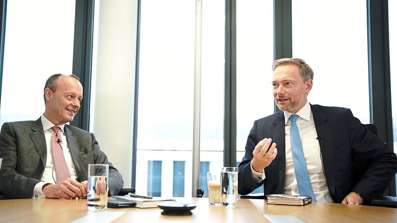 Dem FDP-Chef Christian Lindner (r.) fällt ein neuer Tonfall an dem CDU-Vorsitzkandidaten auf, als er dessen Buch vorstellt. Friedrich Merz gibt sich plötzlich staatsmännisch.