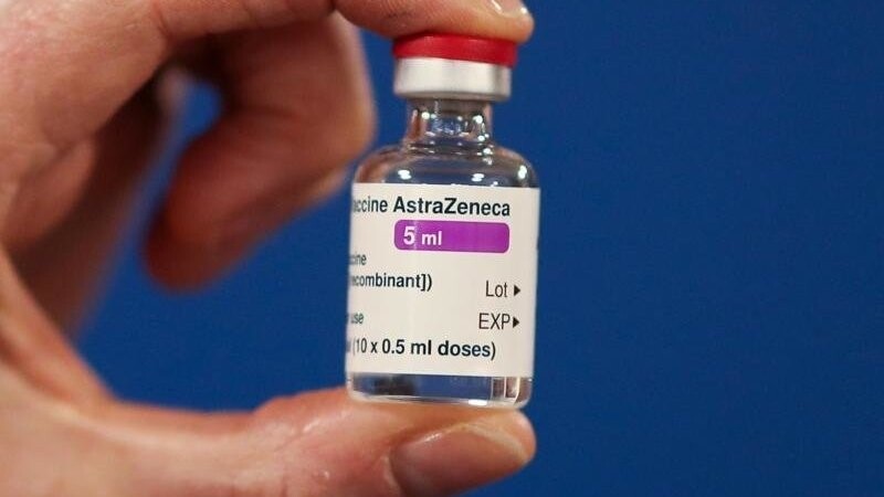 Eine Ampulle des Corona-Impfstoffs der Universität Oxford und des Pharmakonzerns Astrazeneca.