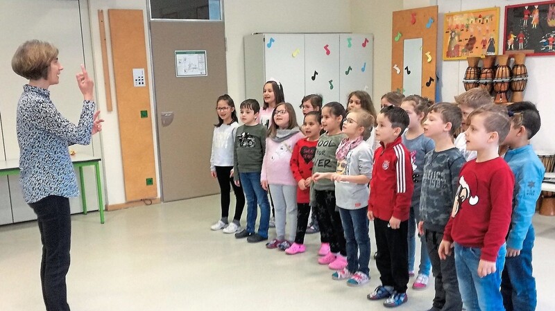 Die musikalische Pädagogin Monika Haid gibt an der Mainburger Grundschule chorunterricht.