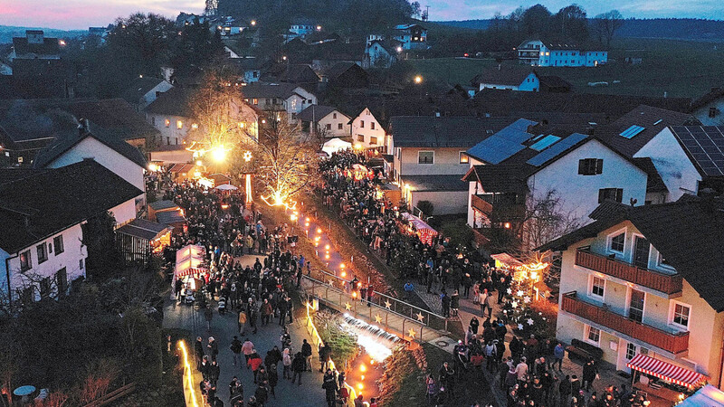 Eingebettet in den Pösinger Dorfkern ist der stimmungsvolle Lichterglanz im Dorfbach.