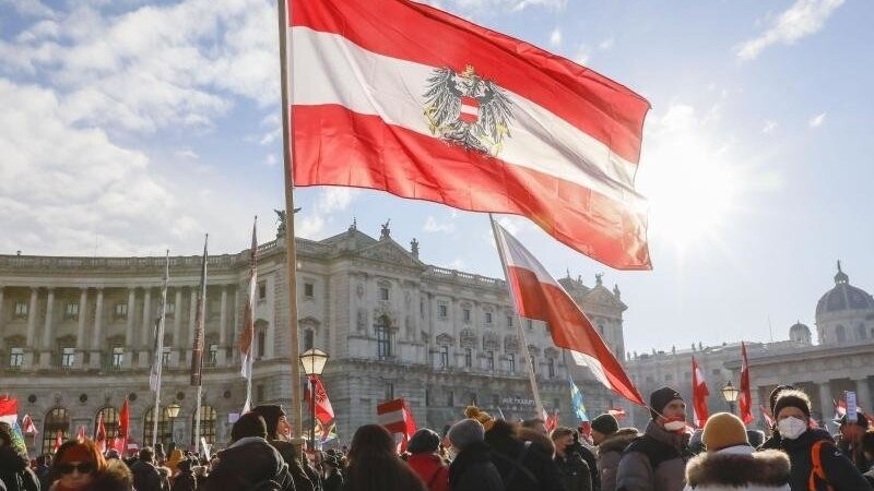 Die geplante Impfpflicht hat in Österreich zu zahlreichen Protesten geführt. Der Nationalrat hat sie am Donnerstag dennoch mit breiter Mehrheit beschlossen.