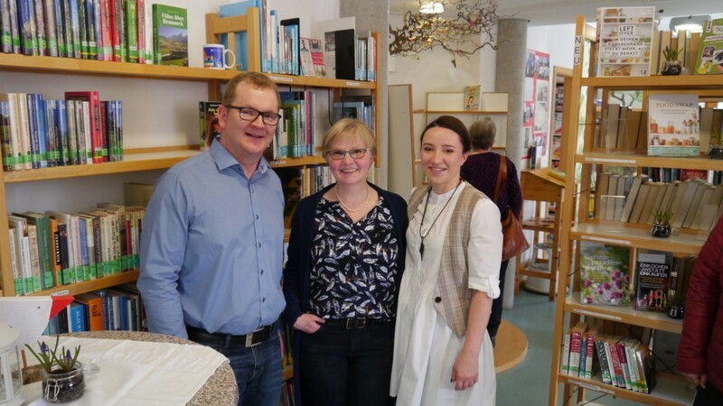 Auch Bürgermeister Hans Hutter (v.li.) und Birgitt Breu, die erste Leiterin der Bücherei, statteten der Veranstaltung einen Besuch ab. Büchereileiterin Nicole Geiger hieß die beiden Willkommen.