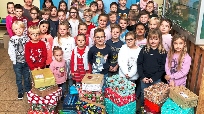 In Niederaichbach und Wörth türmten sich die Weihnachtspakete, die die Kinder gepackt hatten.