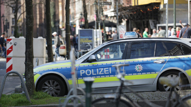 Ein Polizeifahrzeug steht in der Altstadt von Düsseldorf in der Nähe der Kunstakademie. Mit einem Großeinsatz ist die Polizei gegen mutmaßliche Islamisten vorgegangen. In der Nähe der Kunstakademie soll es Festnahmen gegeben haben.