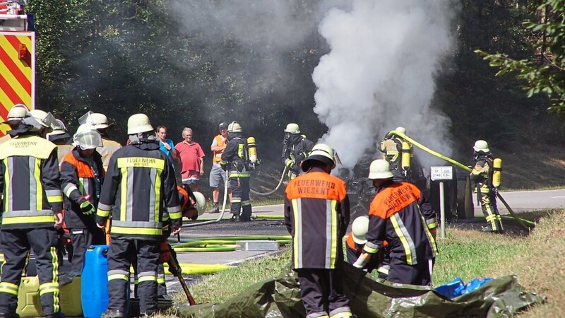 Eine Herausforderung war der Brand eines Radladers, bei dem es neben der Brandbekämpfung galt, die Umwelt vor auslaufende Betriebsstoffen zu schützen.