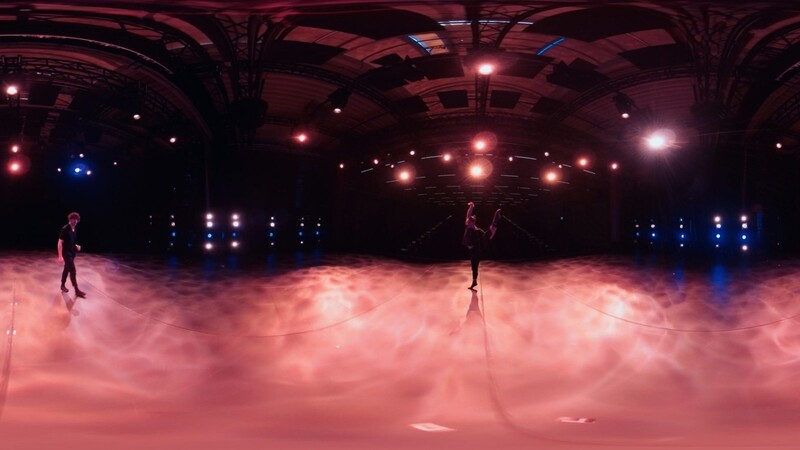 Ein Tänzer bewegt sich in der VR-Produktion "shifting_perspective" über die Augsburger Martinipark-Bühne.