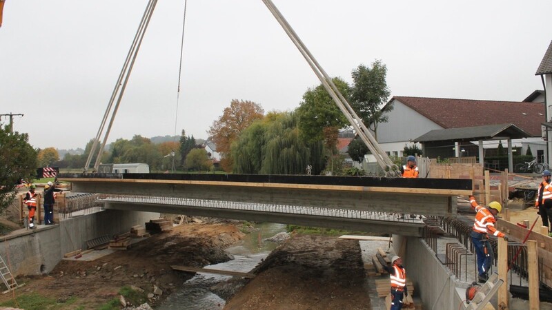 Kürzlich sind mittels eines 350-Tonnen-Autokran bei der Brückenbaustelle an der Staatsstraße 2049 in Furth - früher wurde genau diese Stelle "die Schwemm" genannt - die vier Fertigteilträger eingehoben worden.