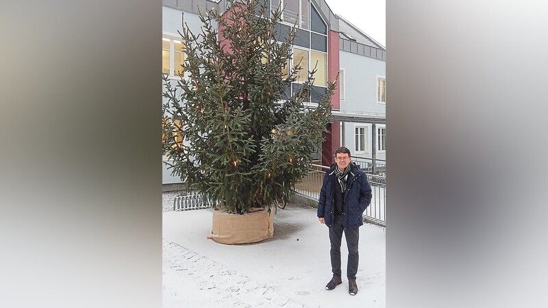 Neuer Rathauschef, neue Bräuche: Erstmals steht auf Wunsch von Bürgermeister Rudolf Radlmeier vor dem Rathaus ein Weihnachtsbaum.