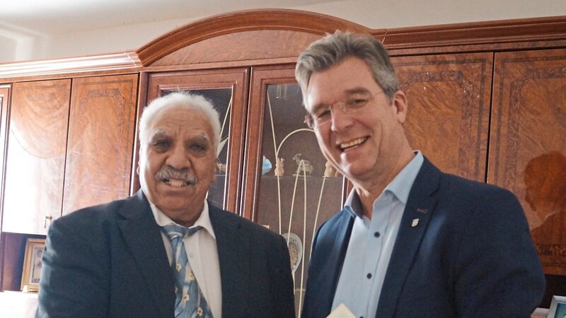 Für die Stadt gratulierte zweiter Bürgermeister Hans Schmalhofer seinem Ex-Arbeitskollegen Ahmed Abou-Rhaille zum 95. Geburtstag.