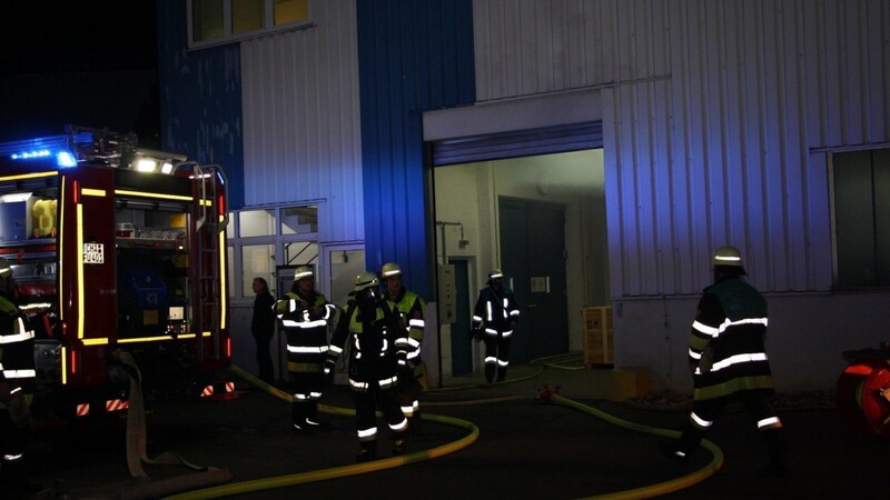 Ein Regal mit Kleinteilen am Zugang zum Produktionsofen hatte am Montagabend Feuer gefangen. Der Brand war schnell gelöscht, doch mit der starken Rauchentwicklung hatten die Feuerwehrler zu kämpfen.