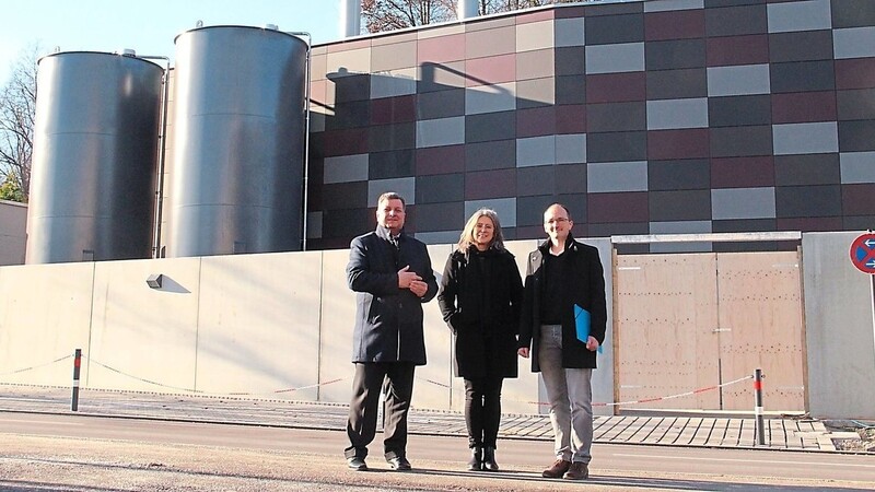 Landrat Christian Bernreiter und die beiden Architekten Brigitte Strohmaier und Martin Bügler vor dem neuen Heizhaus.