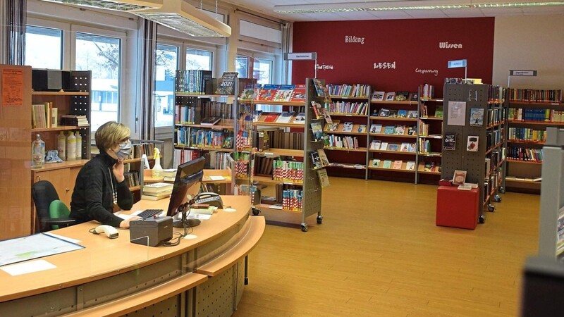 Die Stadtbücherei in Rötz wird erfolgreich von Monika Schmidtler geführt. Wegen Corona braucht es neue Wege.