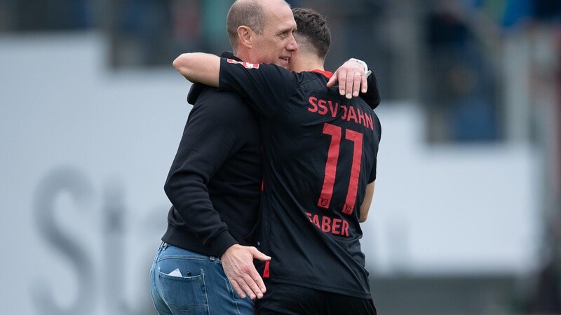 Trainer Joe Enochs (l) und Konrad Faber umarmen sich nach dem Spiel. Mit dem 2:1 gegen Braunschweig ist der Abstieg des Jahn noch nicht fix.