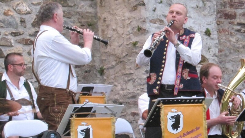 Die Feier'omd-Musikanten spielen am Mittwoch im Neukirchner Schlosshof.