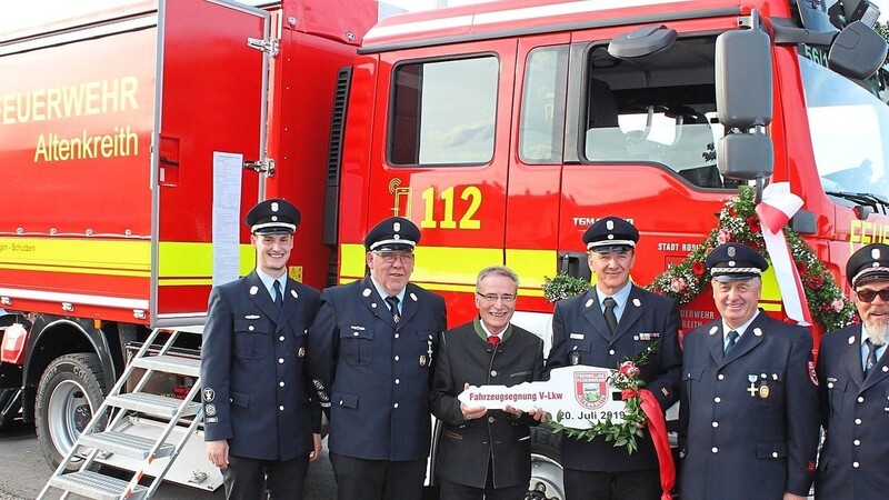Bürgermeister Franz Reichold übergab der Feuerwehrführung den symbolischen Fahrzeugschlüssel.