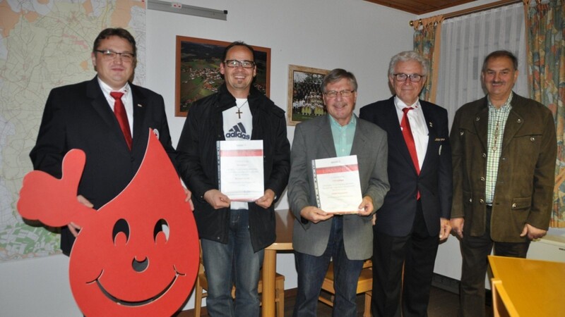 Die geehrten Blutspender Josef Hausladen und Michael Ferstl zusammen mit Dr. Hans Schneider, Stefan Raab und Franz Ederer.