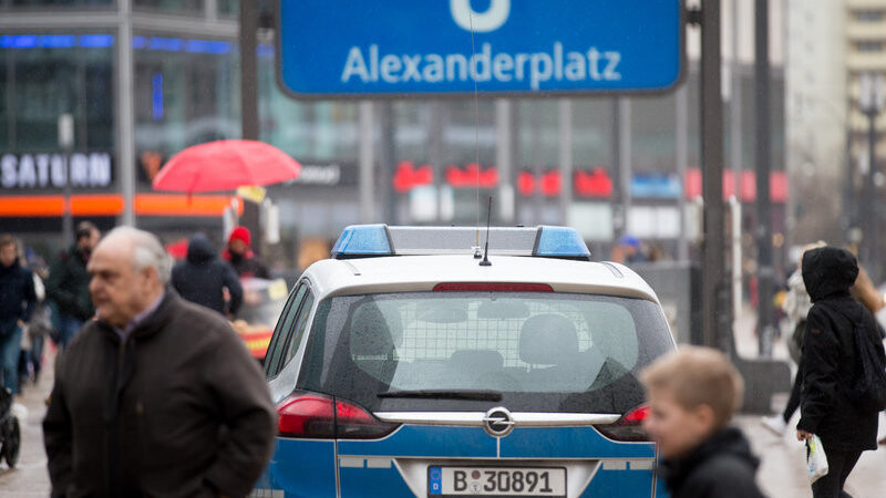 Ein Fahrzeug der Polizei steht am 04.02.2016 auf dem Alexanderplatz in Berlin. Mit mehreren Razzien ist die Polizei am Donnerstag bundesweit gegen mutmaßliche islamistische Terroristen vorgegangen. Nach Angaben der Berliner Staatsanwaltschaft sei auch ein Anschlag in Berlin geplant gewesen.
