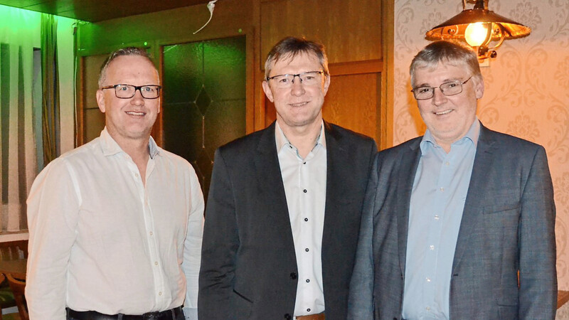 Ludwig Friedl von der Energieagentur (Mitte) hielt auf Einladung von Gemeinderat Martin Biendl (rechts) und Bürgermeister Markus Huber einen Vortrag zu Möglichkeiten zur Energiewende.