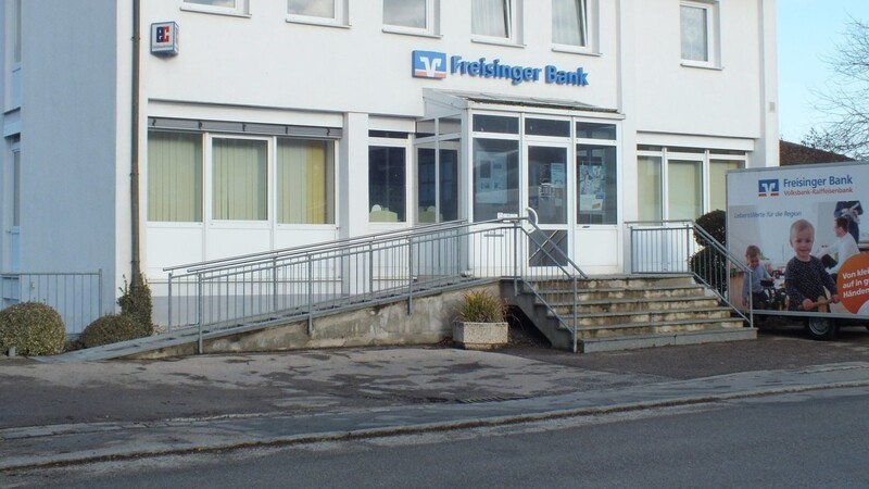Die Filiale der Freisinger Bank wird zum Teil für das Kleiderstüberl genutzt. Die Versammlung von "Essbares Langenbach" billigte einstimmig den Abschluss eines Mietvertrags.