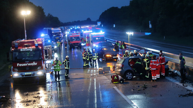 Die Autobahn A 92 musste auf Höhe der Anschlussstelle Freising Ost in Fahrtrichtung München nach dem Unfall für circa zwei Stunden komplett gesperrt werden.