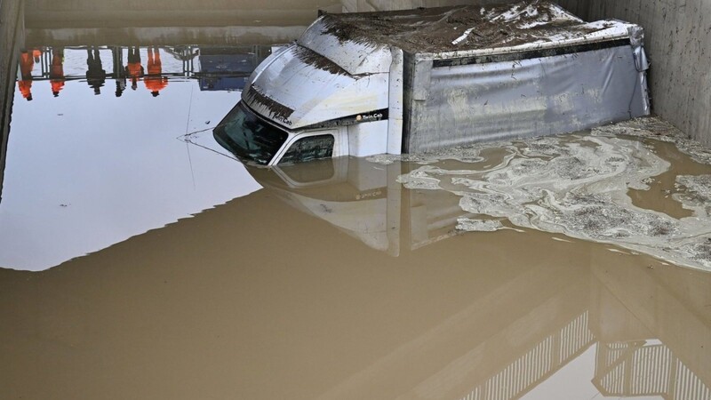 Ein Fahrzeug ist in der überfluteten Unterführung der Bundesstraße B23 zu sehen. D