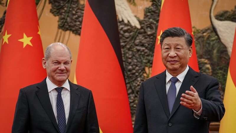 Der chinesische Präsident Xi Jinping (r.) empfängt Bundeskanzler Olaf Scholz in der Großen Halle des Volkes.