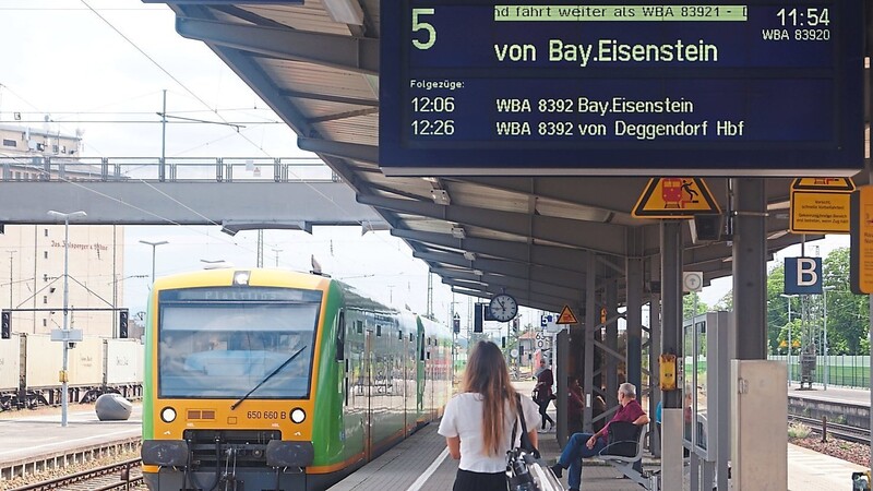 Pünktlich fuhr die Waldbahn gestern Mittag auf Gleis 5 ein. Im Jahresschnitt liegt die Pünktlichkeitsquote bei 92,3 Prozent. Damit ist die Waldbahn besser als agilis und Donau-Isar-Express.