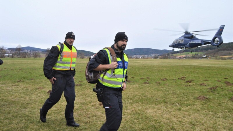Werden Kräfte mittels Hubschrauber in den Einsatzraum gebracht, spricht der Bundespolizist von Sprungfahndung.