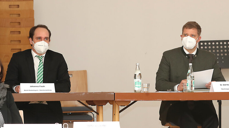Johannes Fauth (l.) und Irmgard Kaltenstadler von der Sozialverwaltung des Bezirks mit Bezirkstagspräsident Olaf Heinrich.