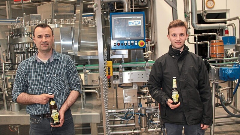 Das neue "Zitronen Rhanerl", erhältlich in kleinen und großen Flaschen, mit seinen beiden Schöpfern: Max Plößl (rechts) und Braumeister Andreas Wagner.