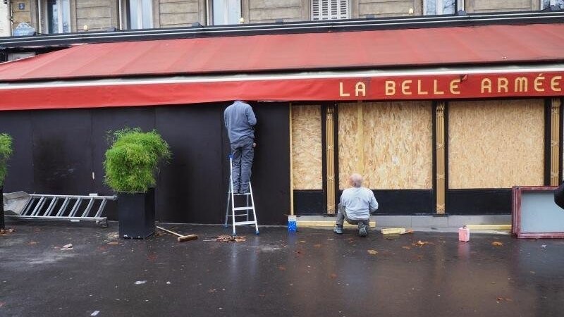 Arbeiter sichern die Terrasse des Lokals "La Belle Armée" ab, das bei Protesten am vergangenen Wochenende beschädigt worden war. Foto: Christian Böhmer