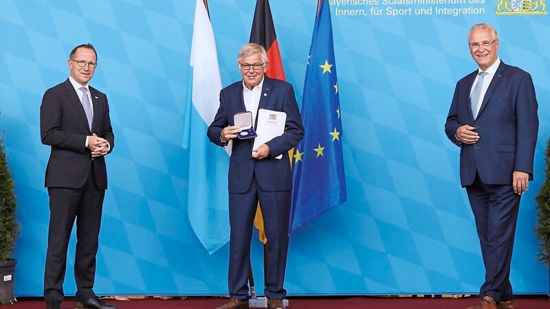 Hohe Auszeichnung für Toni Kiebler vom Innenminister Joachim Hermann und BLSV-Präsident Jörg Ammon.