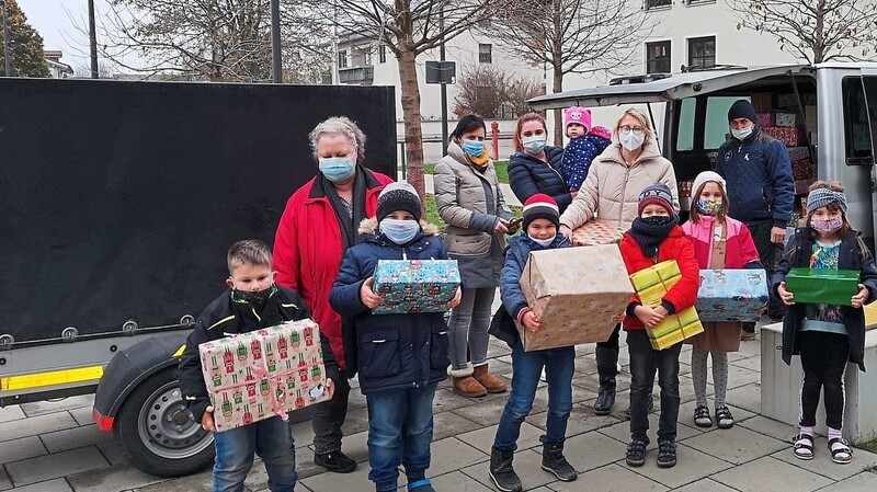 Alle halfen am Donnerstag beim Abholen der Weihnachtspäckchen für Rumänien in der Grundschule Altenmarkt zusammen.