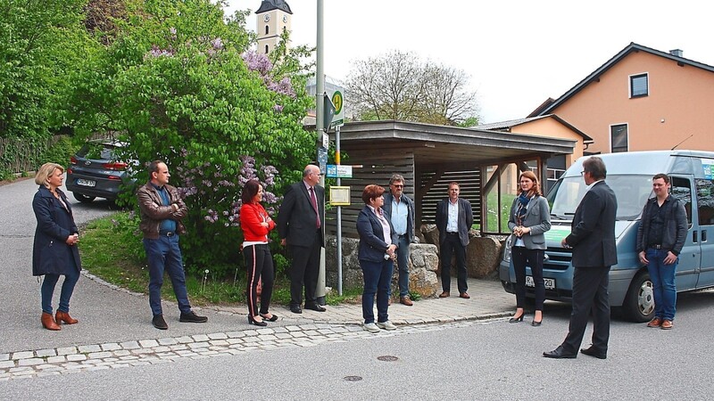 Landrätin Tanja Schweiger und die Bürgermeister der beteiligten Kommunen entlang der Strecke Falkenstein - Wörth gaben den Startschuss für den neuen Rufbus 900.