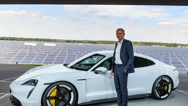 Porsche-Vorstandschef Oliver Blume stellt den neuen Taycan vor. Er ist Porsches erstes reine Elektromodell.