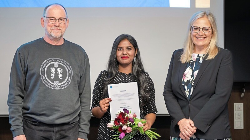 THD-Präsident Prof. Dr. Peter Sperber und Ulrike Sauckel, Leiterin International and Alumni Affairs an der THD, überreichten Gayathri Sathyanand den mit 1 000 Euro dotierten DAAD-Preis.