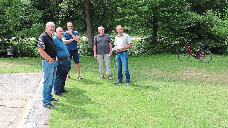 Josef Schütz, Gerhard Schmautz, Harald Dietlmeier, Richard Schönberger, Ludwig Beiderbeck (v. r.) und Dr. Rudolf Apfelbeck (nicht im Bild) begutachteten das Waldbad.