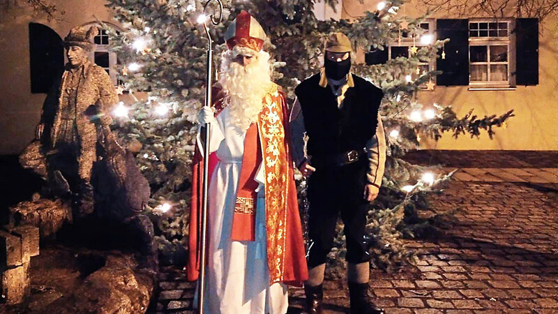 Ein ganz kleines Stück Normalität: Die Weihmichler Landjugend besucht als Nikolaus und Krampus auch heuer die Kinder in der Gemeinde.