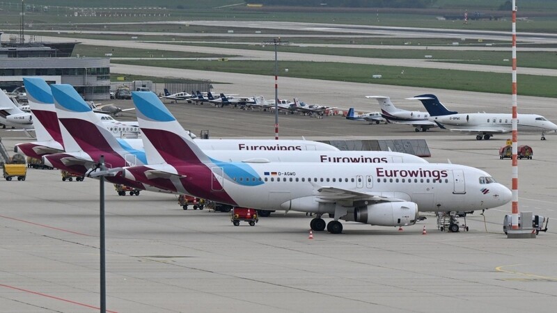 Maschinen der Fluggesellschaft Eurowings stehen in Stuttgart geparkt auf dem Vorfeld.
